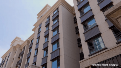 年轻夫妻凑正在一路低声会商户